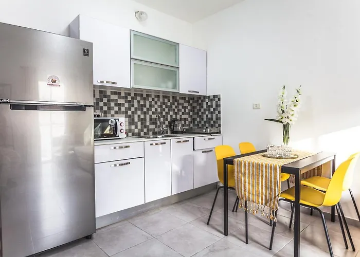 Huisdiervriedelijke Tlv Port 2 Bedroom Apartment With A Balcony Tel Aviv