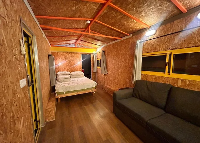 Roger'S Hostel & Caravans Age 18-45 Tel Aviv