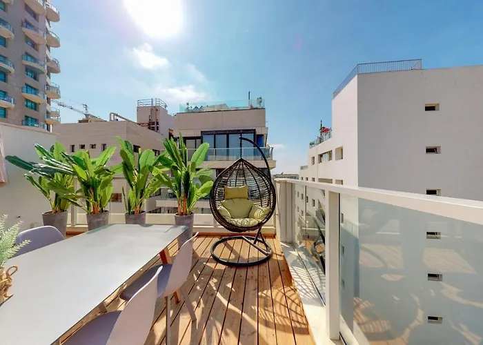 Appartamento Sunny 1Br Penthouse By Holyguest Tel Aviv